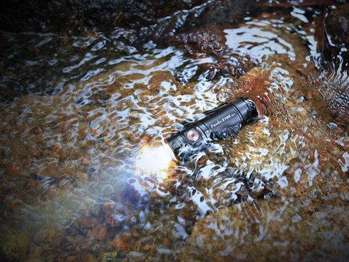 Fenix ​​​​- E18R V2.0 LED-Taschenlampe mit 700-mAh-Akku - 1200 Lumen - E18R V2.0