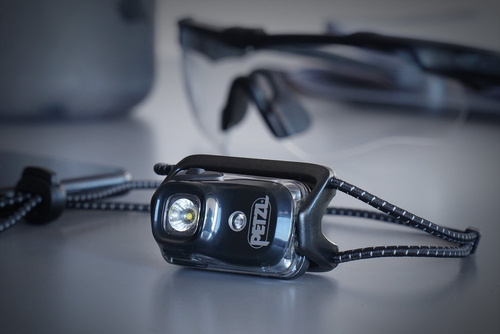 Petzl - BINDI® Ultraleichte, wiederaufladbare Stirnlampe - Schwarz - E102AA00