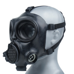 Militärische Gasmaske OM-90 mit einer Wasserflasche