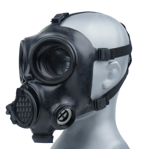 Militärische Gasmaske OM-90 mit einer Wasserflasche