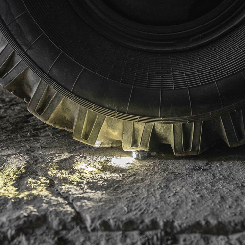 Armytek - Taktische Waffe Flashlight Buckler M1 - Picatinny QD - Weißes Licht - F09301C