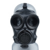 Militärische Gasmaske OM-90 mit einer Wasserflasche
